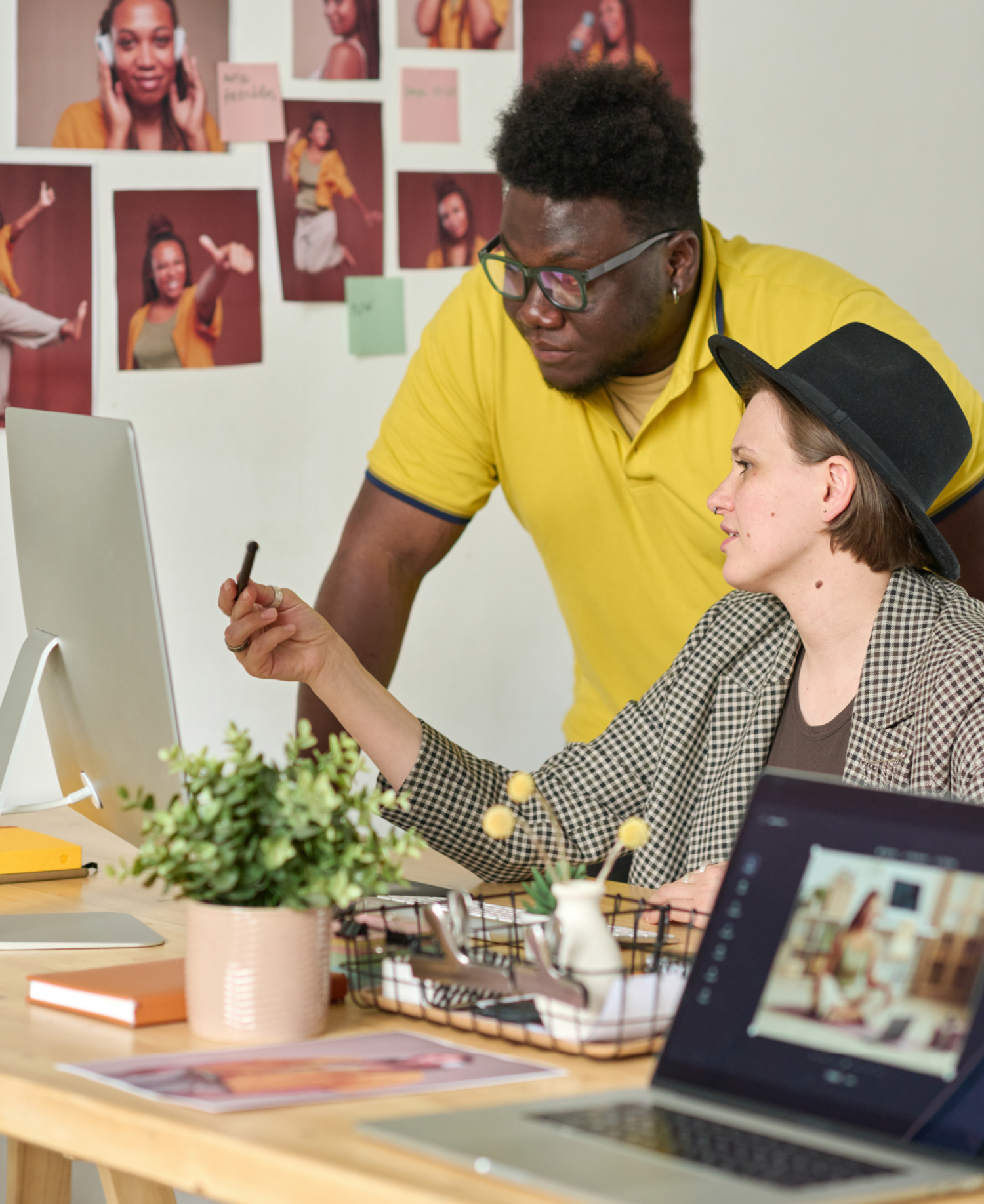 Equipo de ALVA colaborando en proyectos de publicidad